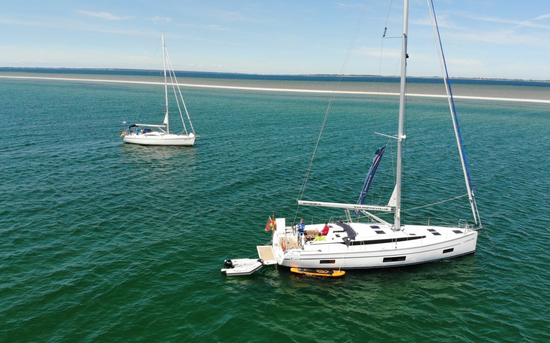 Żeglarski rejs po Morzu Bałtyckim z sailingforyou . Jacht żaglowy LARALINA zakotwiczony u wybrzeży duńskiej wyspy Ròdsand, © Jan Möller
