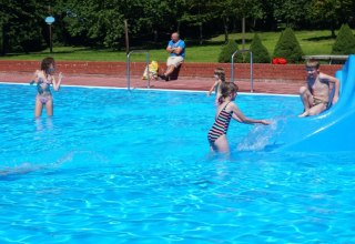Schwimmbad Kirch Baggendorf mit 50 m Bahn, gro&szlig;er Spielwiese und Sportm&ouml;glichkeiten // &copy; Amt Recknitz-Trebeltal