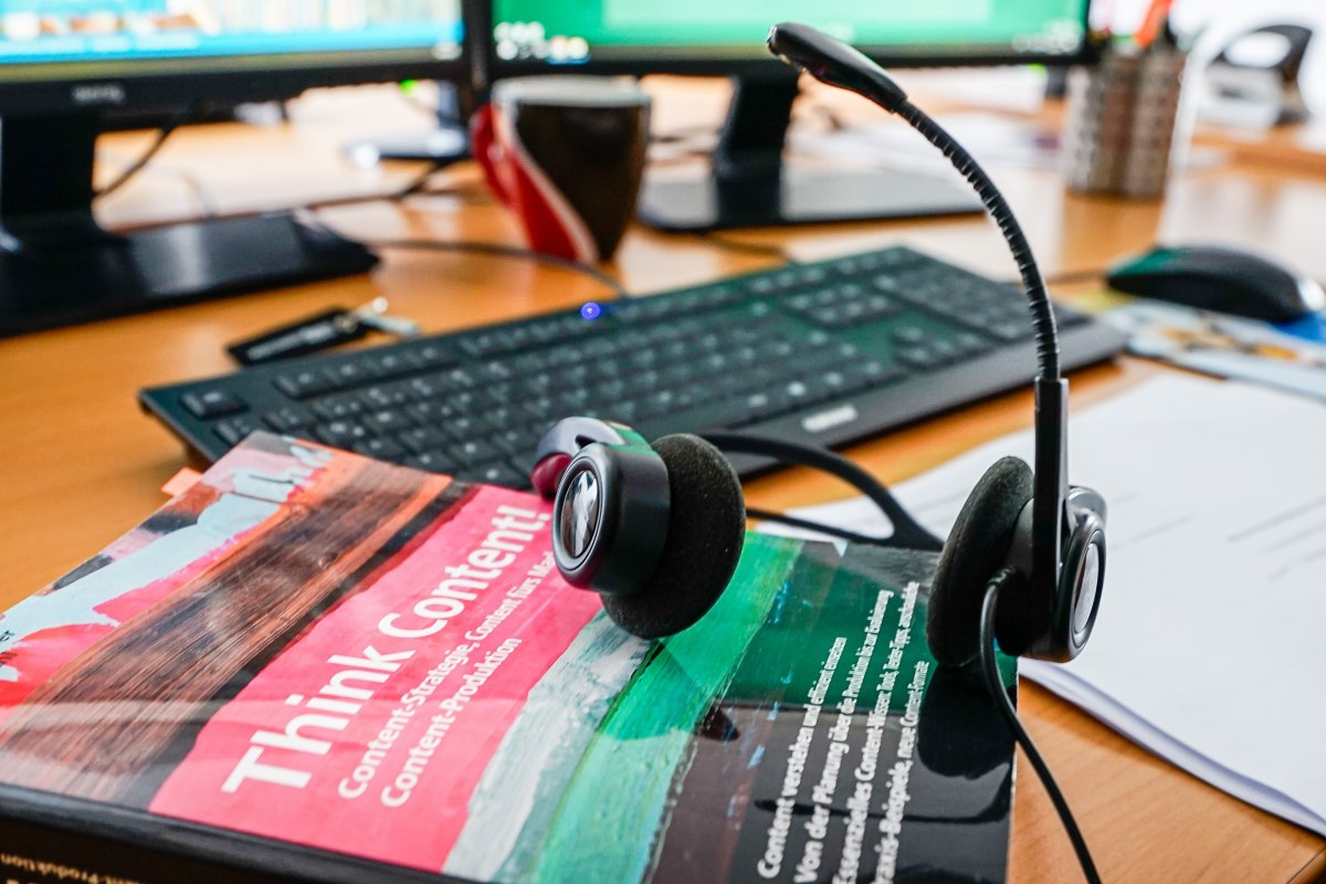 Section of a workstation with headset and textbook. // © ahnithing photography Section of a workstation with headset and textbook. // © ahnithing photography