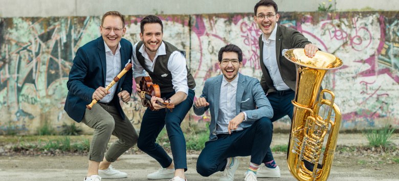 &copy; &copy; Theresa Pewal