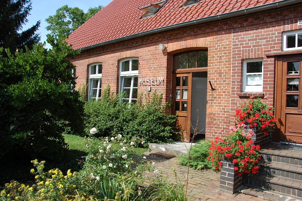 W starej wiejskiej szkole mieści się obecnie muzeum regionalne., © Gabriele Skorupski