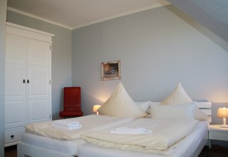 Schlafzimmer FeWo Eiche // &copy; Heuser