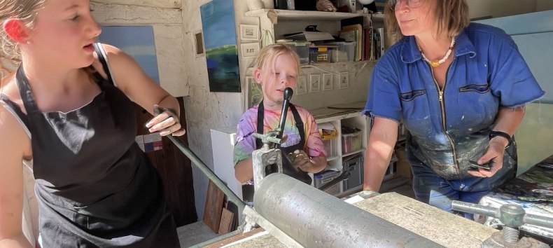 Jeder druckt sechs eigene Grafiken in unterschiedlicher Farbigkeit // © Ute Laux Jeder druckt sechs eigene Grafiken in unterschiedlicher Farbigkeit // © Ute Laux