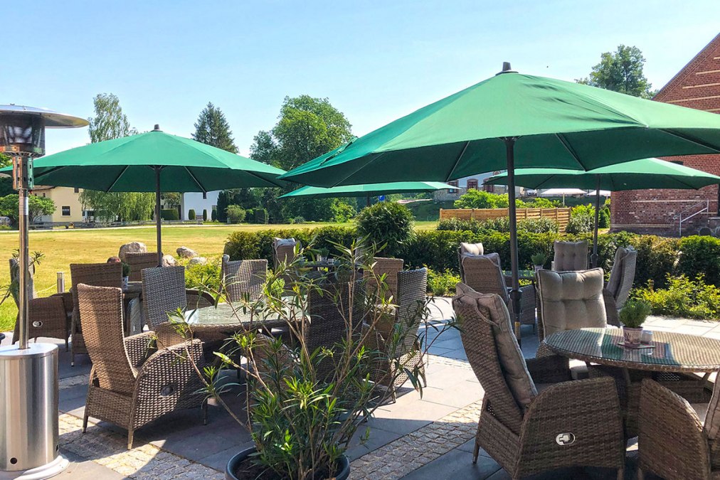 Basedow-Das-Kranich-Restaurant-Terrasse-01, © Farmer Hotel Basedow Basedow-Das-Kranich-Restaurant-Terrasse-01, © Farmer Hotel Basedow