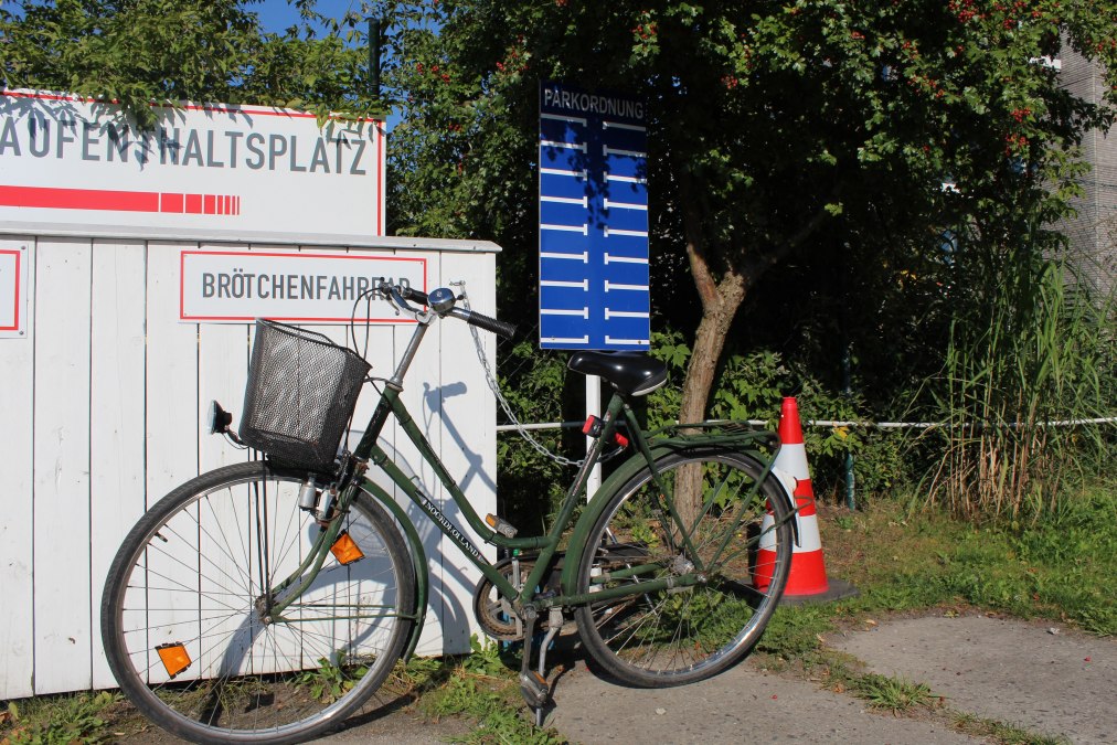 Rower z bułką do piekarni za rogiem, © Petra Fasten