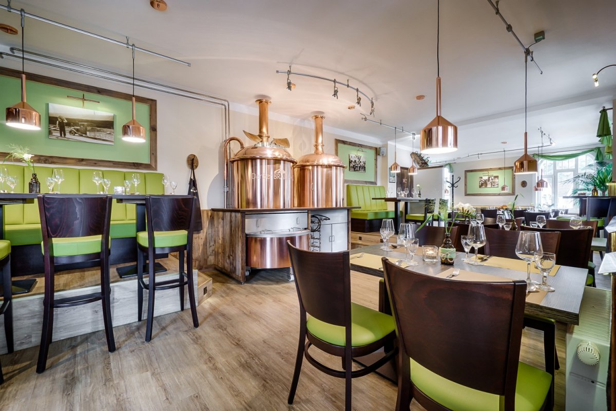Enjoy your food and drinks in the immediate vicinity of the copper-colored brew kettle and in a beautiful and friendly ambience. // © Darßer BRAUHAUS Enjoy your food and drinks in the immediate vicinity of the copper-colored brew kettle and in a beautiful and friendly ambience. // © Darßer BRAUHAUS