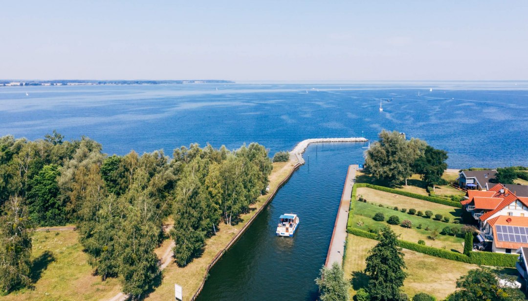 Micha stuurt de woonboot door het kanaal richting Müritz., © TMV/Gänsicke