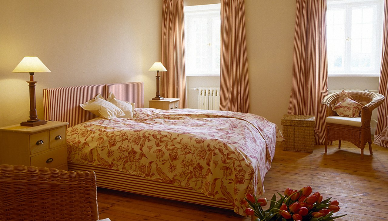 Uitzicht op een tweepersoonskamer van een suite voor 6 personen, © Jagdschloss Bellin