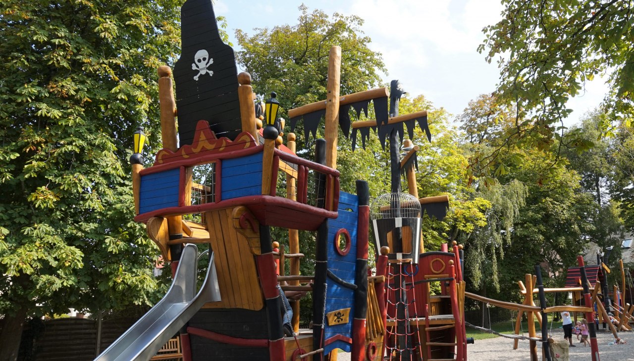 Pirate cog on the playground, © Cindy Wohlrab / KVW Wustrow Pirate cog on the playground, © Cindy Wohlrab / KVW Wustrow