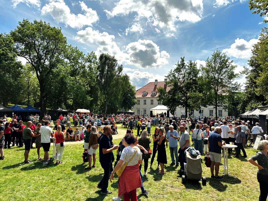 Rattey Kasteel Wijn Bloesem Festival 2024 // © Weingut Schloss Rattey | Inselmühle Usedom GmbH Rattey Kasteel Wijn Bloesem Festival 2024 // © Weingut Schloss Rattey | Inselmühle Usedom GmbH