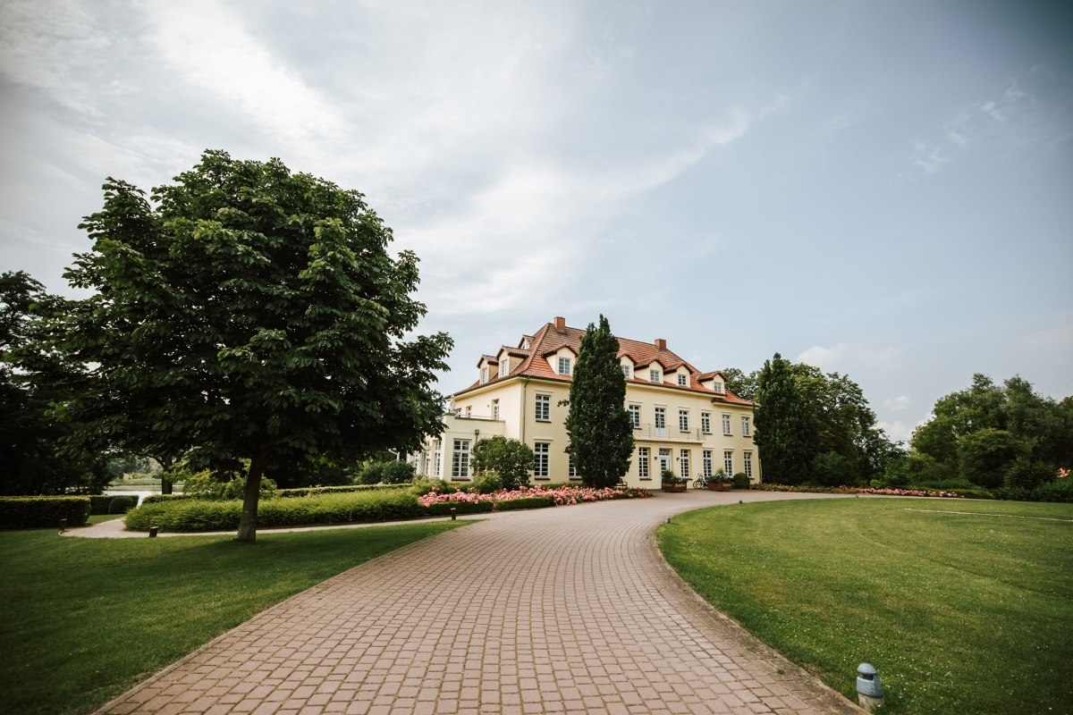 Gremmelin Estate_Exterior views_Gutshaus driveway wide, &copy; GG