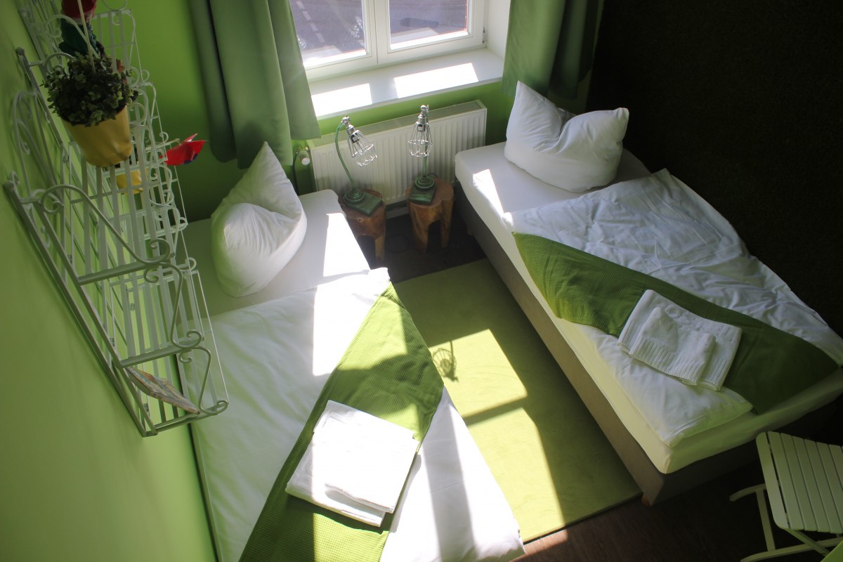 Room "Manne" with the allotment garden theme // &copy; Andreas Fack (Copyright Postel Usedom GmbH)