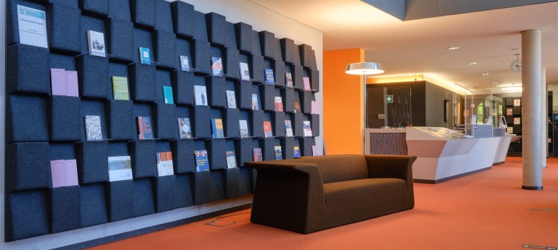 Neuerwerbungswand im Foyer // © Landesbibliothek Mecklenburg-Vorpommern Günther Uecker (V. Ruppel) Neuerwerbungswand im Foyer // © Landesbibliothek Mecklenburg-Vorpommern Günther Uecker (V. Ruppel)