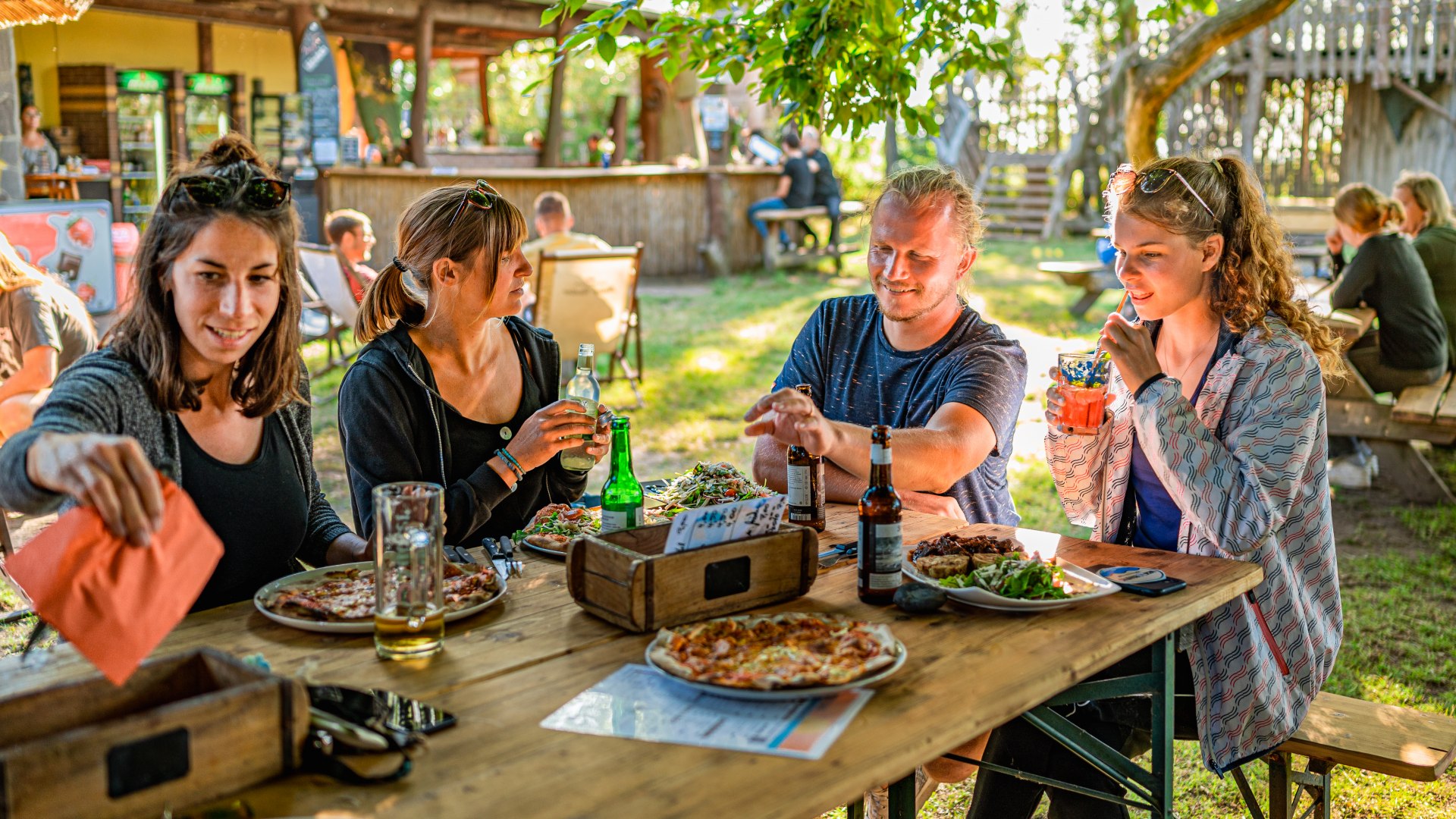 Poczęstunek z pizzą, letnią lemoniadą, piwem i dwoma założycielkami DeafVenture Pią i Marie w "Tikibar". // © MV-T/Tiemann Poczęstunek z pizzą, letnią lemoniadą, piwem i dwoma założycielkami DeafVenture Pią i Marie w "Tikibar".