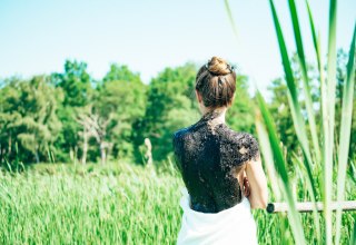 Das Moor um Bad Sülze wird als Gesundheitsanwendung auf den Rücken aufgetragen // © MV-T/Petermann Das Moor um Bad Sülze wird als Gesundheitsanwendung auf den Rücken aufgetragen // © MV-T/Petermann