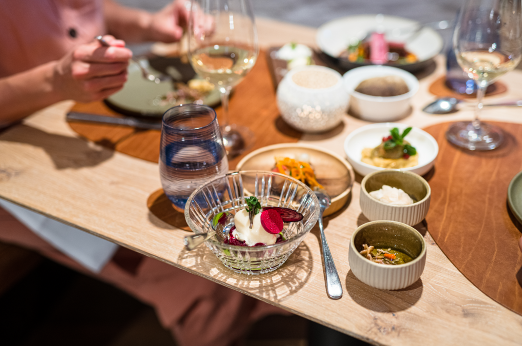 2025-04-24 09_48_49-Essen im Restaurant des »Hotel Nixe«_2 __ Food in the restaurant of »Hotel Nixe«, © Stadt Neustrelitz 2025-04-24 09_48_49-Essen im Restaurant des »Hotel Nixe«_2 __ Food in the restaurant of »Hotel Nixe«, © Stadt Neustrelitz