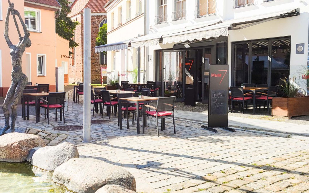In het hart van de oude binnenstad van Grimmen is Markt 7 het culinaire trefpunt voor zowel inwoners als vakantiegangers., © J.Schnepel/Stadtbäckerei Kühl