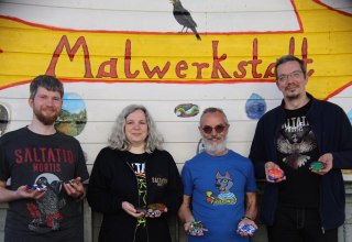 Gruppenfoto der Kreativ Samstag Teilnehmer mit ihren fertigen Arbeiten - magisch Gl&uuml;ckssteine. // &copy; MV-Kunst Galerie am Mammutbaum