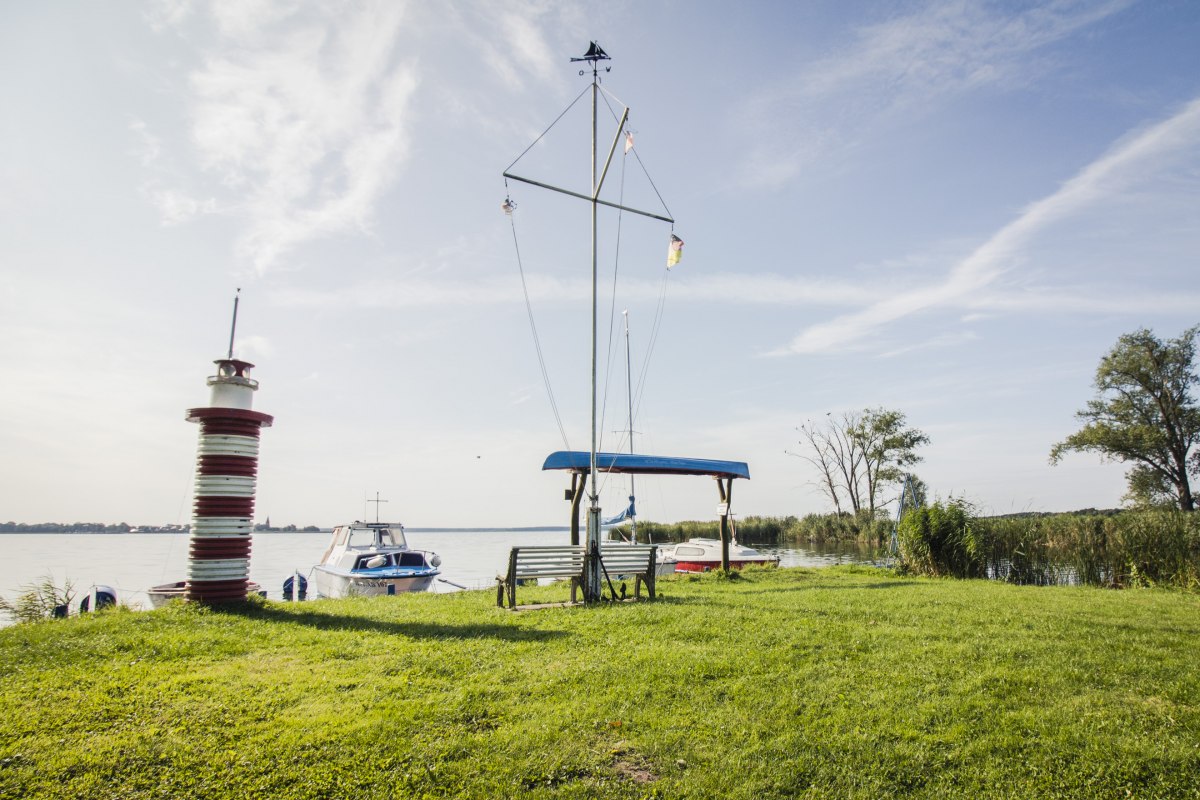 Comfortabel zittend aan de kleine steiger met uitzicht over de lagune naar Neuwarp (Polen) // © Philipp Schulz Comfortabel zittend aan de kleine steiger met uitzicht over de lagune naar Neuwarp (Polen) // © Philipp Schulz