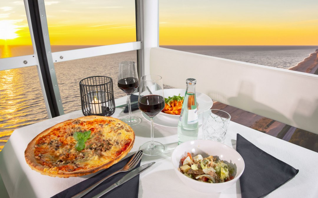 Geniet van een diner of ontbijt in de gondel met airconditioning., © riesenrad.de