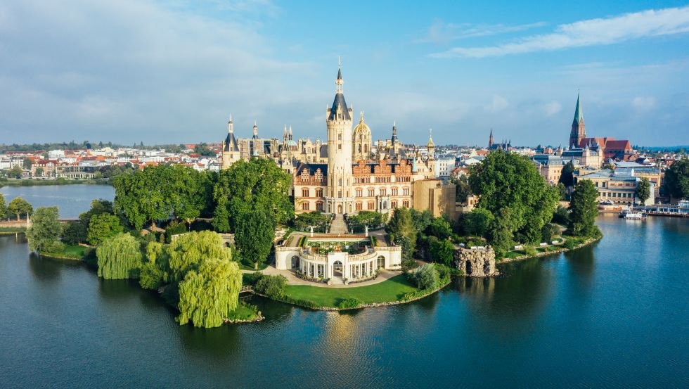 Slot Schwerin torent als oriëntatiepunt uit boven de hoofdstad van de deelstaat Mecklenburg-Vorpommern., © TMV/Gänsicke
