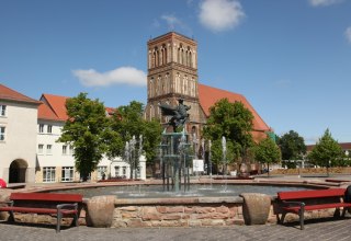 Anklamer Markt mit Springbrunnen // &copy; Photo-Atelier Th. Wiencke