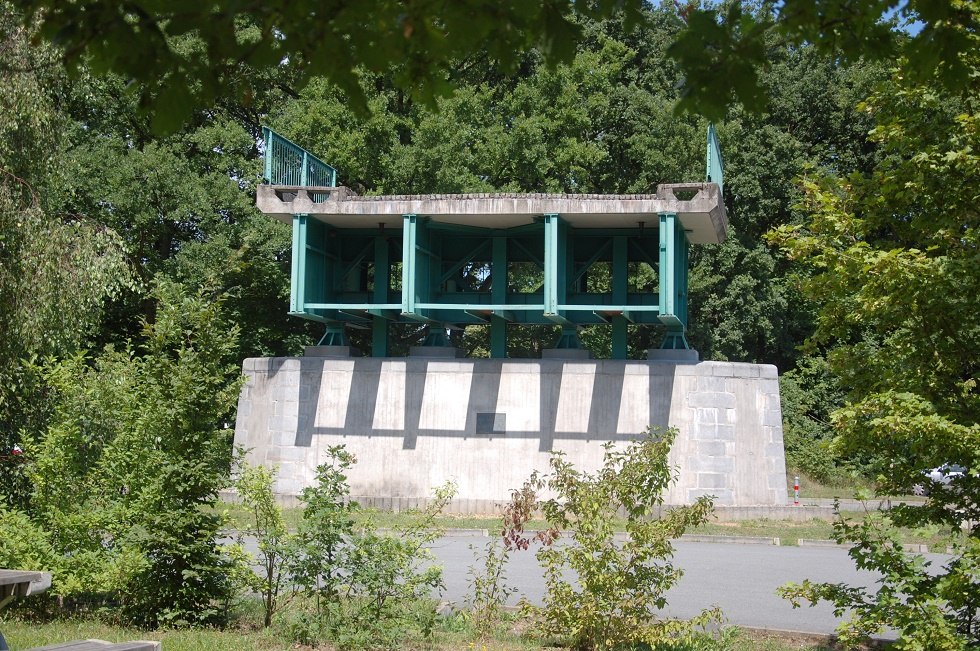 Het brugmonument ligt ten oosten van de Elbe., &copy; Gabriele Skorupski