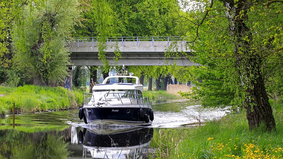 With the houseboat on the Elde-M&uuml;ritz waterway you can admire nature from close up // &copy; Ralf Ottmann