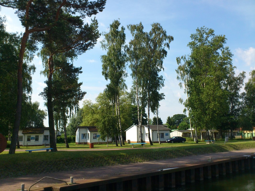 Vakantiehuizen in de buurt van het strand aan de Lagune van Szczecin // © Touristinformation Mönkebude Vakantiehuizen in de buurt van het strand aan de Lagune van Szczecin // © Touristinformation Mönkebude