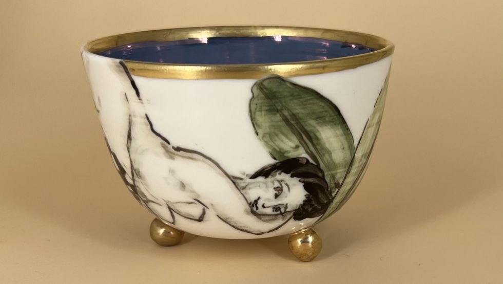 Porseleinen theekom onderglazuur beschildering, &copy; Beseler