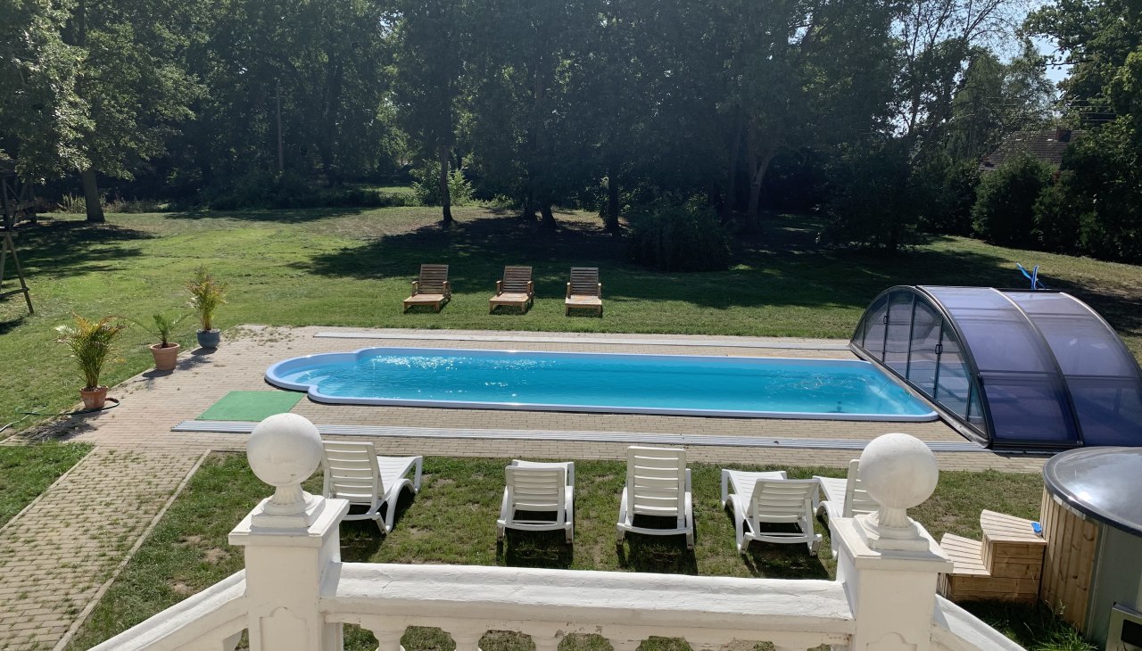 Widok na basen w zamku Schmuggerow, &copy; Hellberg Domizil