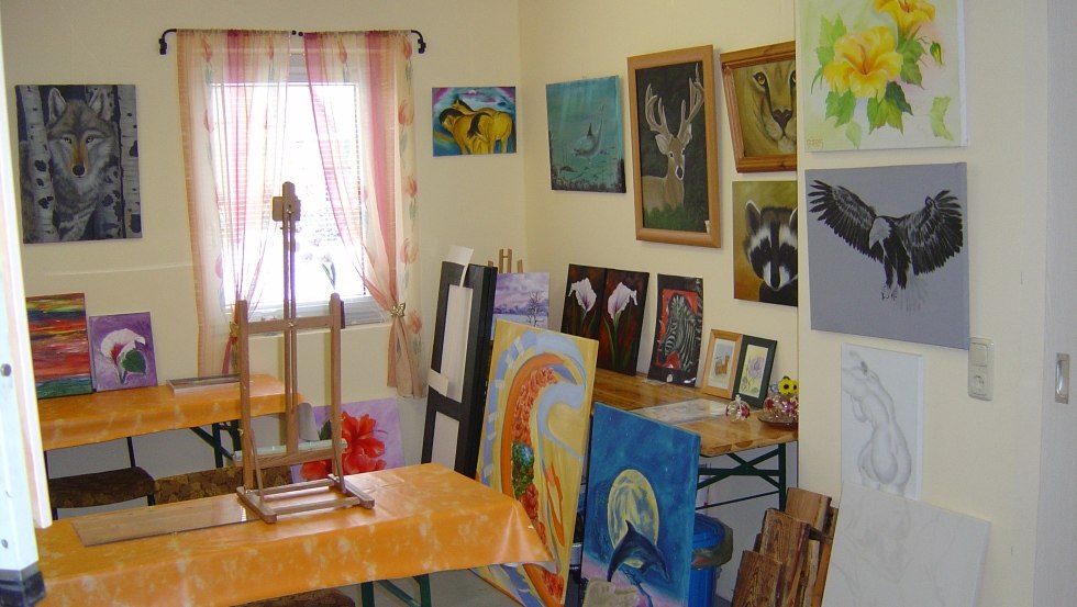 Witamy w studiu "JuGeLy" - czy to podczas malarskiego weekendu, czy podczas malarskiego tygodnia - tutaj goście uczą się krok po kroku, jak z powodzeniem namalować obraz olejny // &copy; Atelier "JuGeLy" / G&ouml;rres