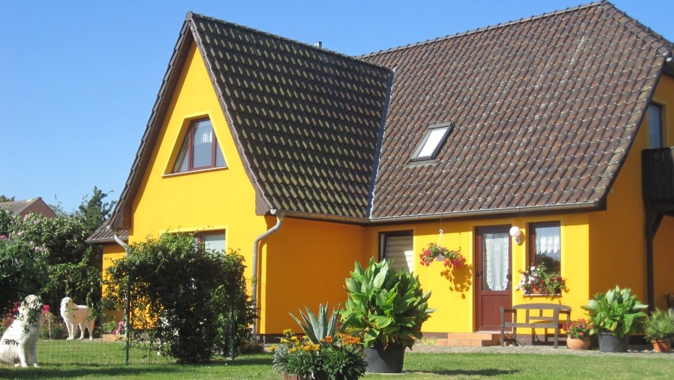 Achteraanzicht, rechts de ingang van de vakantiewoning, © Richter