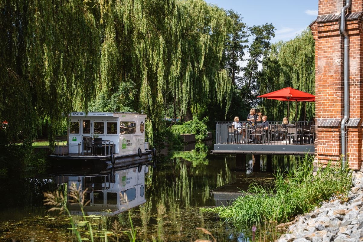 With the houseboat through the city center of Parchim // &copy; TMV/Erik Gross