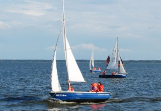 Dinghy zeilcursus bij zeilschool Fischl&auml;nder // &copy; Fischl&auml;nder Segelschule