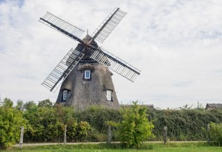 De molen in Dorf Mecklenburg heeft een bakstenen onderbouw. // © Frank Burger De molen in Dorf Mecklenburg heeft een bakstenen onderbouw. // © Frank Burger
