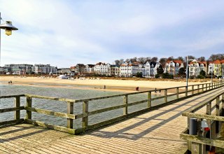 Uitzicht vanaf de pier naar strandgedeelte 3/F in Bansin met de strandbar op toren 9 - gelegen tussen de pier en de concertschelp // &copy; Stachow Unseld GbR