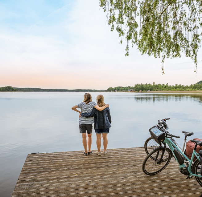 Fietsen langs de langeafstandsfietsroute Berlijn-Kopenhagen bij het meer van Krakau