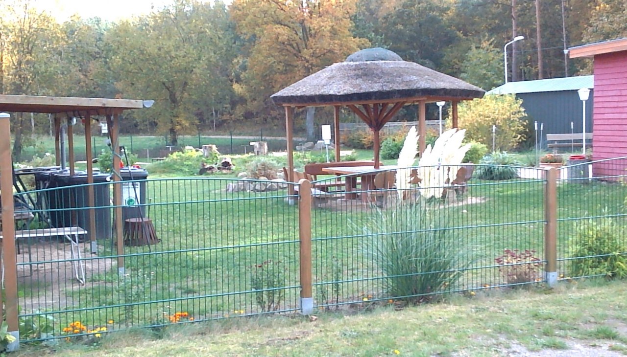 Barbecue en speeltuin op de Waldcamp camping, © Campingplatz Waldcamp Freest