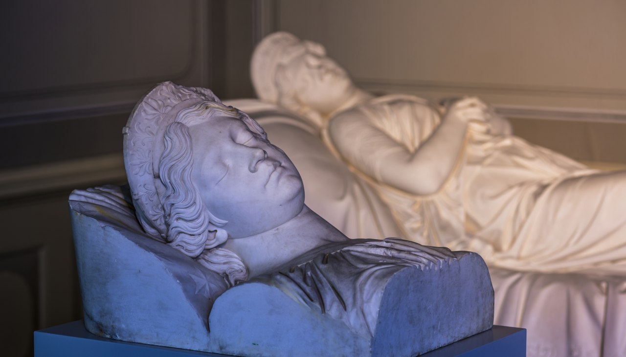 Buste van koningin Louise in het Louizamonument in het paleis Hohenzieritz, © SSGK MV / Timm Allrich