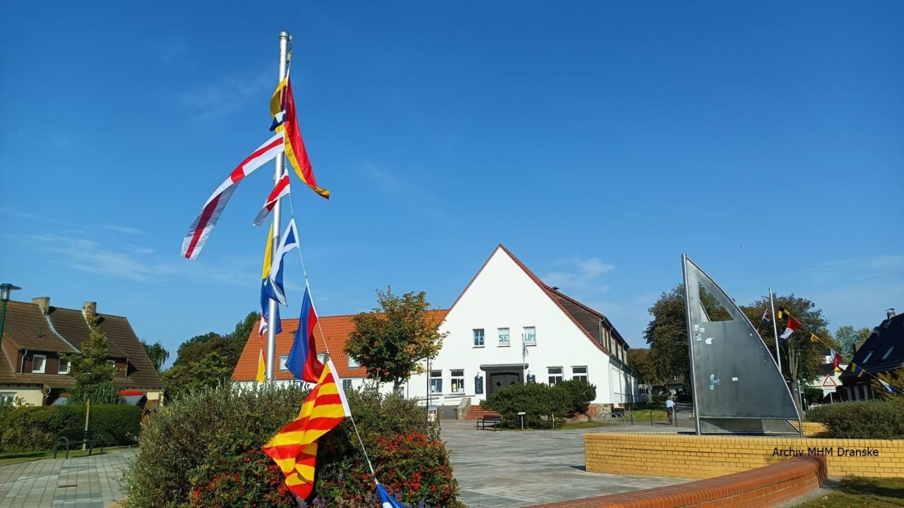 Dziedziniec i stara szkoła // &copy; Archiv MHM Dranske