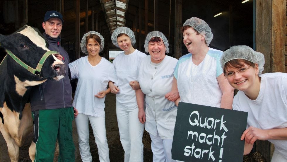 Kwark maakt sterk - Het productieteam in de landbouwproductenschuur van Poseritz, © Rahm, Caroline