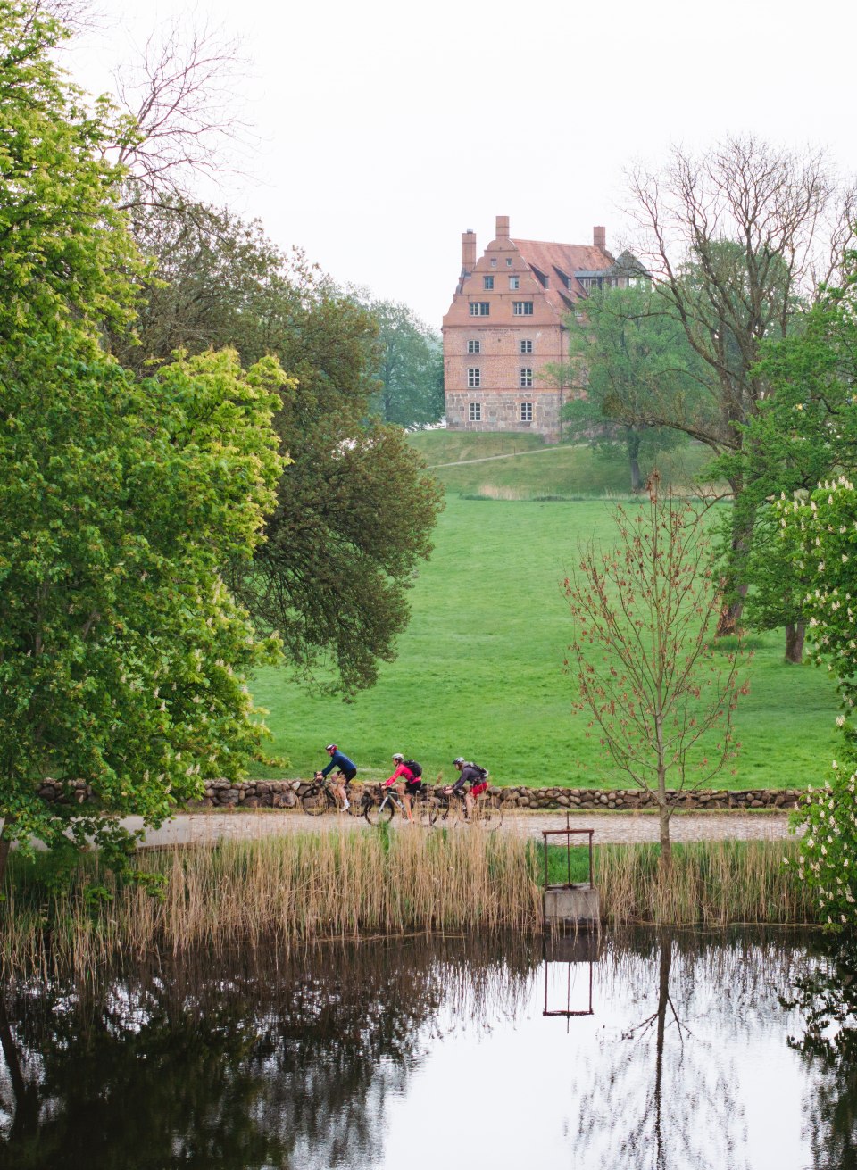 Beauty like sand by the sea: Schloss & Gut Ulrichshusen is another highlight on the gravel bike tour. // © MV-T/Gross Beauty like sand by the sea: Schloss & Gut Ulrichshusen is another highlight on the gravel bike tour.
