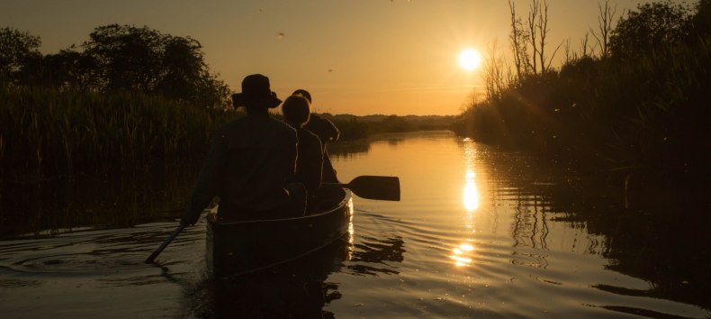 Experience the evening atmosphere on the river in a canoe // © Angelika Reifarth Experience the evening atmosphere on the river in a canoe // © Angelika Reifarth