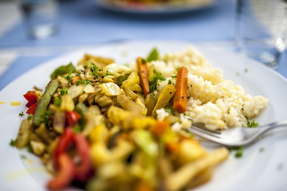 Heerlijke vegetarische en liefdevol geselecteerde gerechten kunnen worden genoten aan de gedekte tafel voor ontbijt en/of diner, © Vistrad Marek Kowalczyk