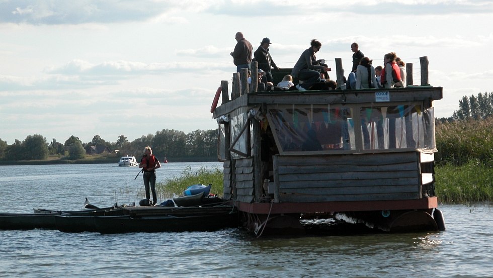 Reizen per vlot - geconcentreerd aan het roer of ontspannen op het bovendek, © TOKON
