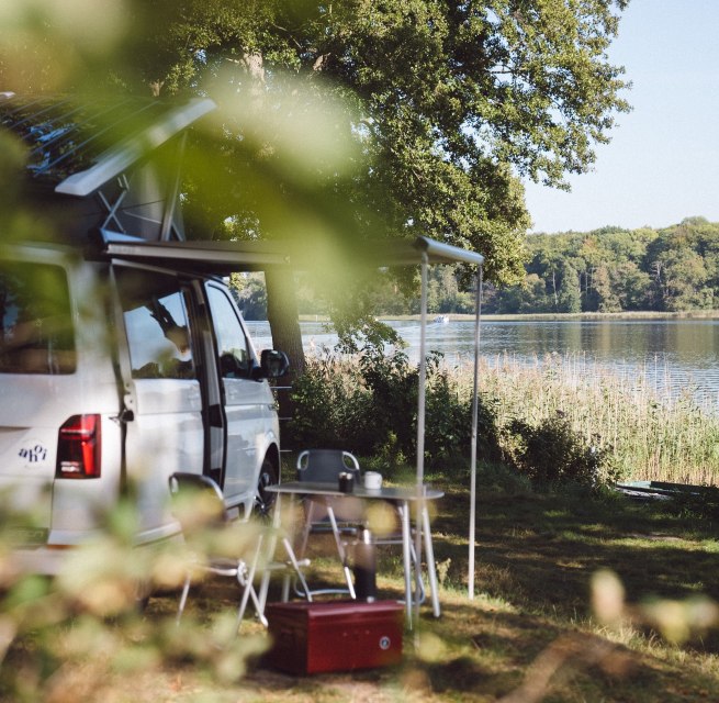 Mit Bulli fast direkt an den See fahren und entspannen // © Foto: Oliver Raatz Mit Bulli fast direkt an den See fahren und entspannen // © Foto: Oliver Raatz