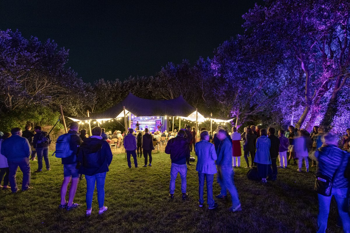 Eva's Zomertuin tijdens de 21e Lange Nacht van de Kunst 2021, © Kurverwaltung-Ahrenshoop · Foto Voigt u. Kranz UG Eva's Zomertuin tijdens de 21e Lange Nacht van de Kunst 2021, © Kurverwaltung-Ahrenshoop · Foto Voigt u. Kranz UG