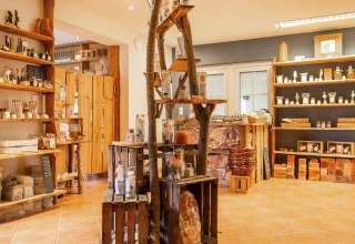 n the farm store you can taste salts, take a guided tour or relax in the graduation house. // &copy; Salzmanufaktur/Klemp
