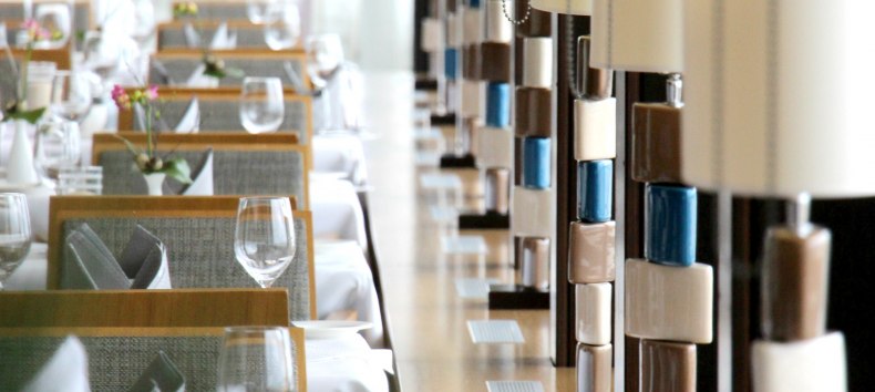 Hotelrestaurant D&Uuml;NENFEIN mit Meerblick // &copy; Hotel Neptun